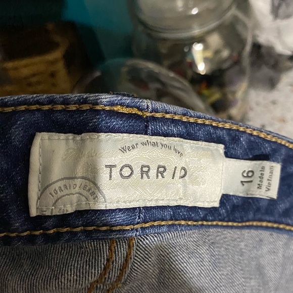 Torrid Women’s Distressed Mid Wash Bootcut Jeans (size16) - Picture 4 of 4